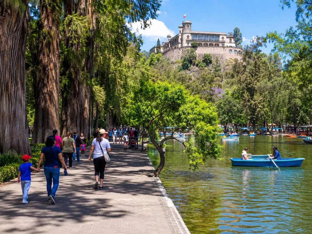 The paved ramp climbing through Bosque de Chapultepec to the entrance